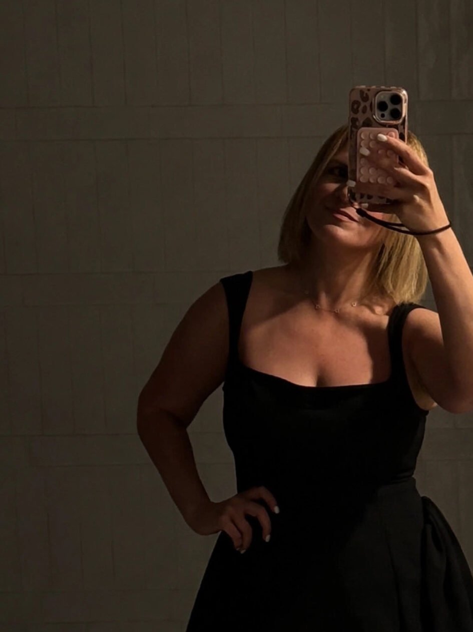 Jezabel Noda, mujer segura con vestido negro